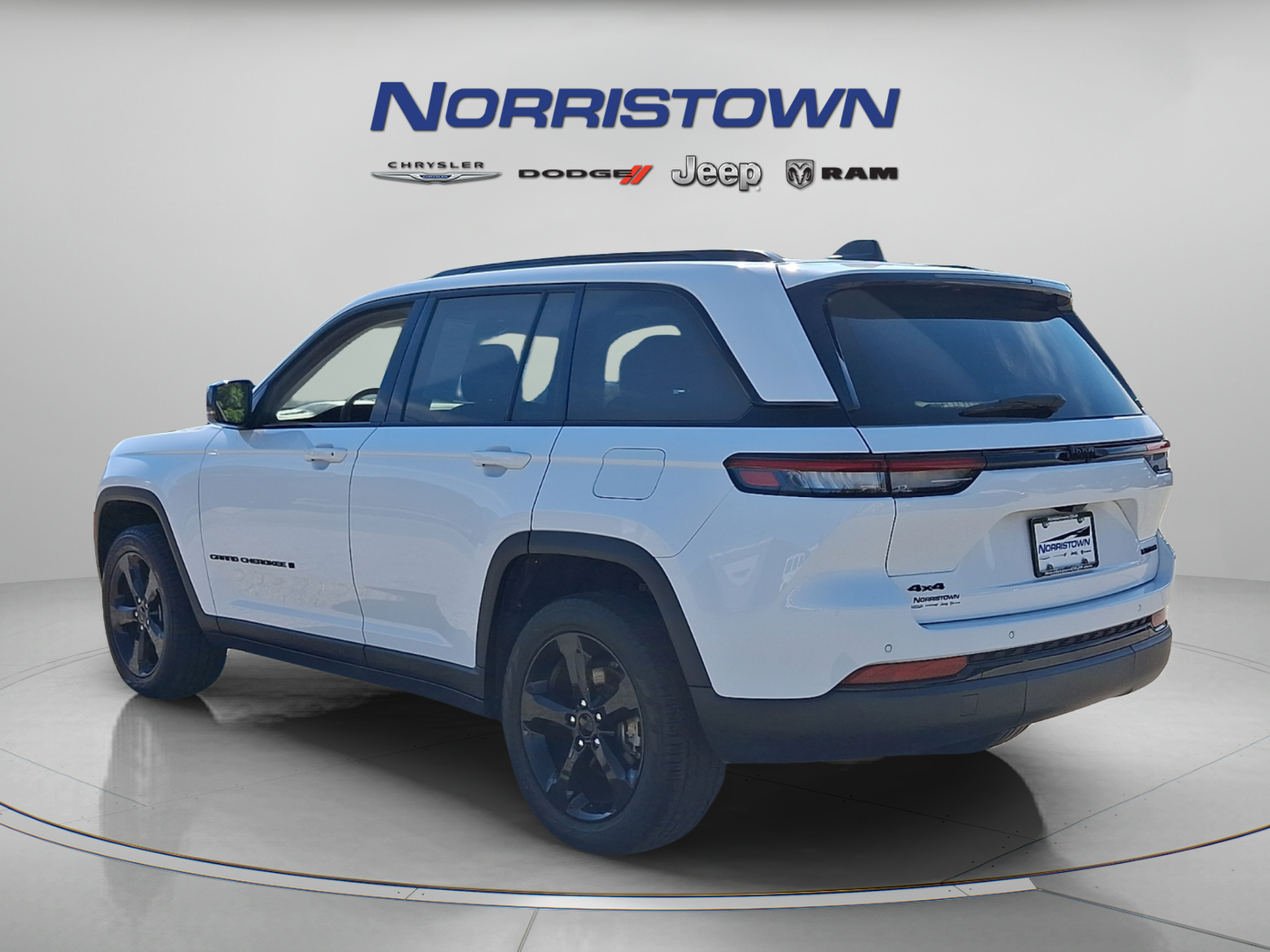 Used 2023 Jeep Grand Cherokee Limited w/ Black Appearance Package AWD/4WD image 4