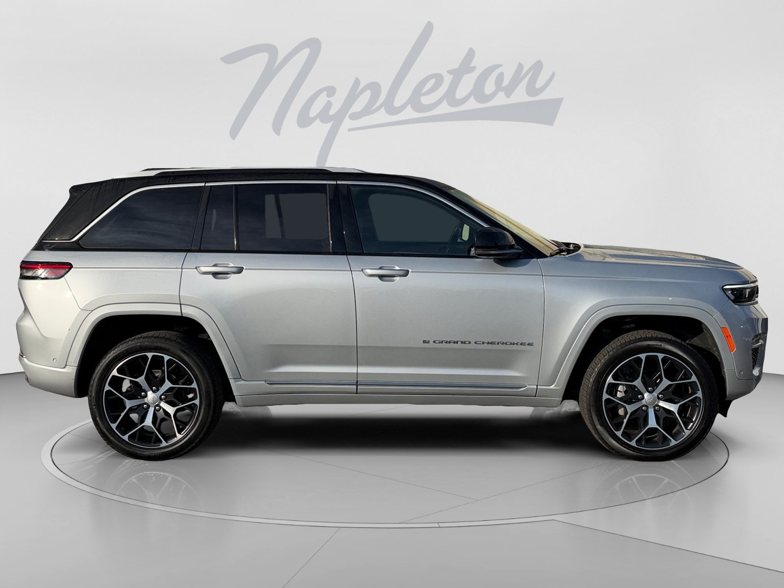 Used 2023 Jeep Grand Cherokee Summit AWD/4WD image 7