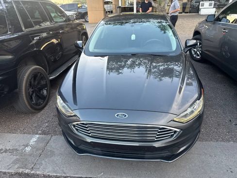 Used 2018 Ford Fusion SE FWD image 2