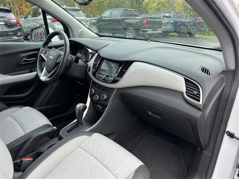 Used 2022 Chevrolet Trax LT w/ LT Convenience Package image 26