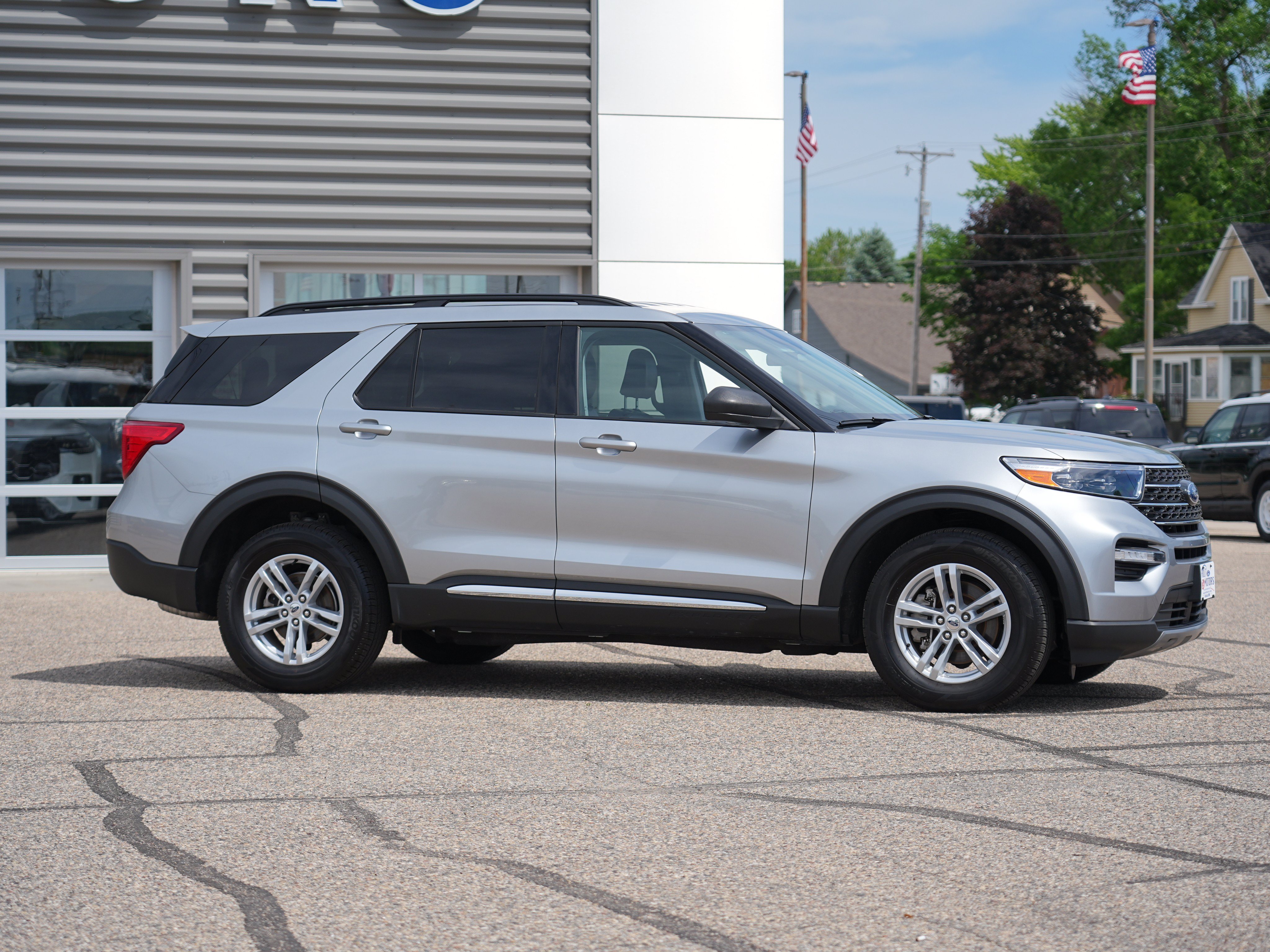 Used 2023 Ford Explorer XLT w/ Equipment Group 202A AWD/4WD image 2