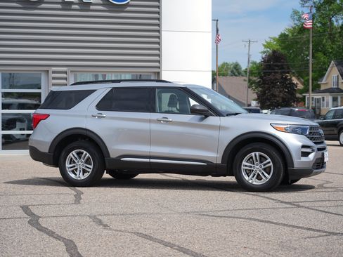 Used 2023 Ford Explorer XLT w/ Equipment Group 202A AWD/4WD image 2