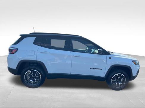 Used 2025 Jeep Compass Trailhawk AWD/4WD image 6