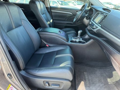 Used 2017 Toyota Highlander SE image 35
