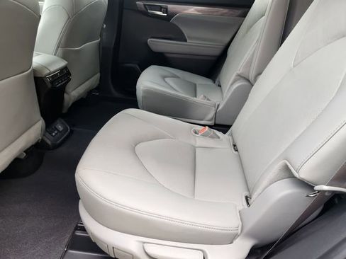 Certified 2025 Toyota Highlander Platinum AWD/4WD image 30