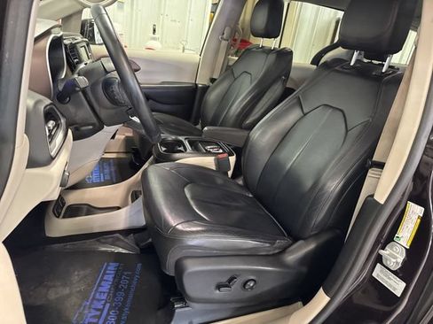 Used 2017 Chrysler Pacifica Touring-L FWD image 31