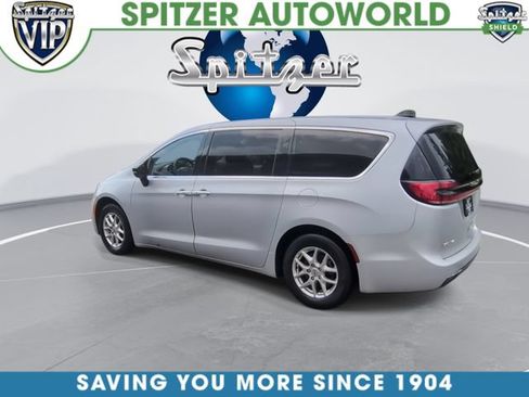 Used 2024 Chrysler Pacifica Touring-L FWD image 8