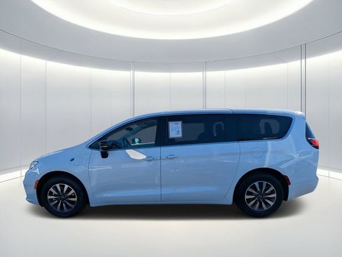 Certified 2024 Chrysler Pacifica Select image 7