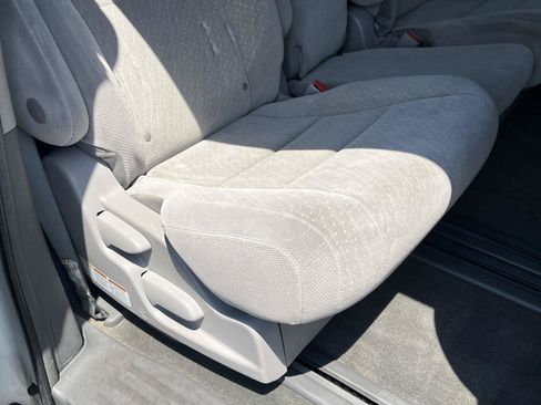 Used 2018 Toyota Sienna LE w/ Carpet Mat Package FWD image 21