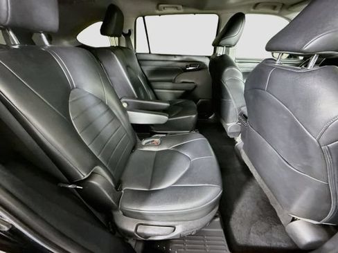 Used 2022 Toyota Highlander XLE FWD image 28