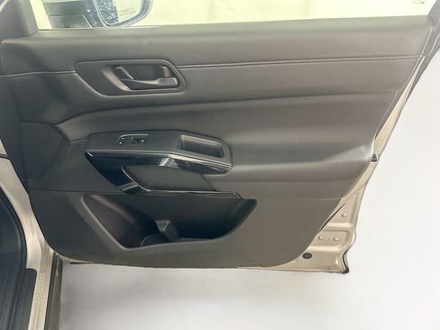 Used 2025 Nissan Pathfinder SV FWD image 34