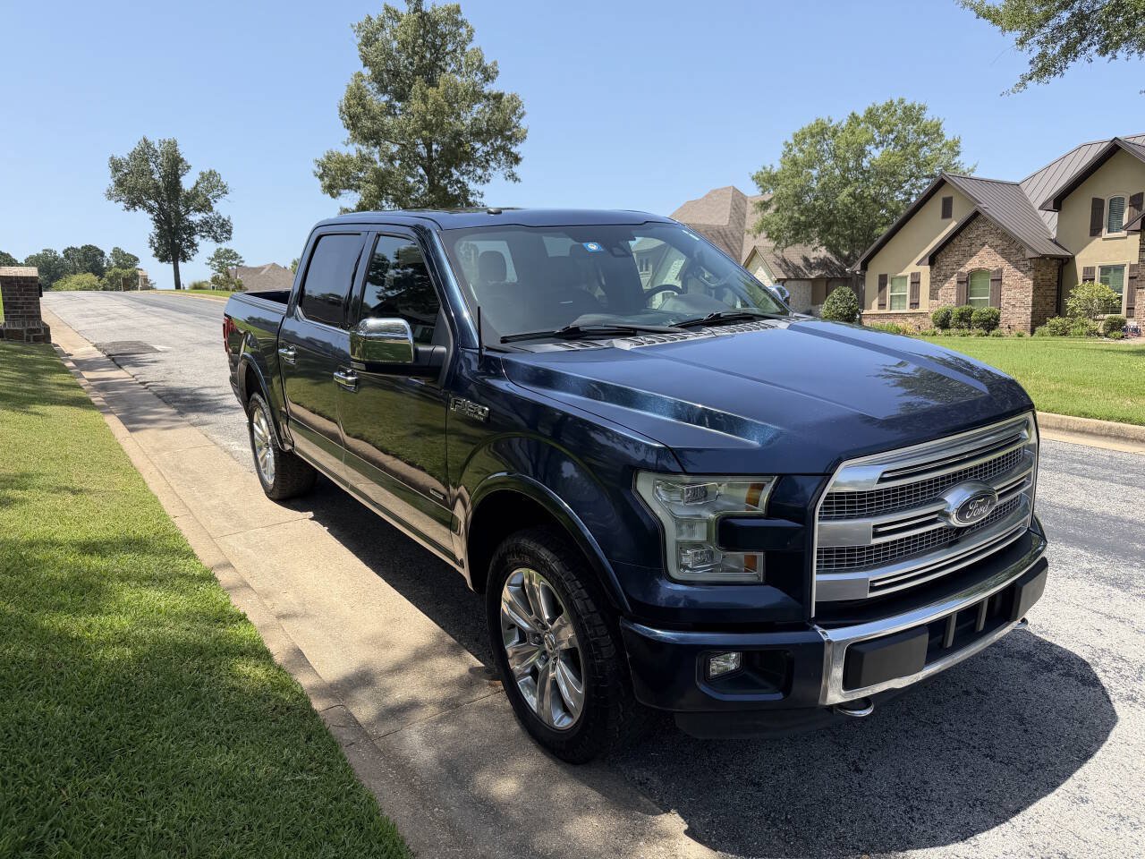 Used 2016 Ford F150 Platinum w/ Equipment Group 701A Luxury AWD/4WD image 4