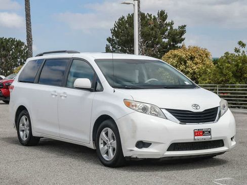 Used 2012 Toyota Sienna LE FWD image 3
