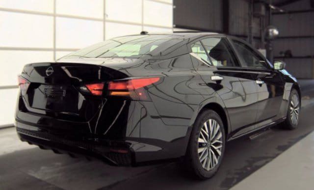 Used 2025 Nissan Altima 2.5 SV FWD image 2