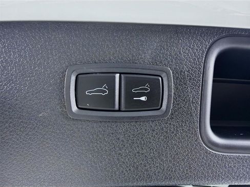 Used 2022 Porsche Macan AWD/4WD image 23