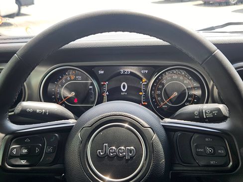 Used 2023 Jeep Gladiator Sport AWD/4WD image 17