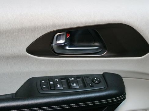 Used 2020 Chrysler Voyager Lxi FWD image 18