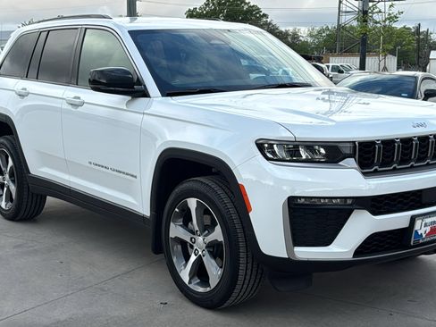 New 2026 Jeep Grand Cherokee Limited w/ MOPAR Finishing Package RWD image 3