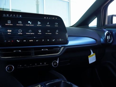 New 2025 Chevrolet Equinox EV LT image 18