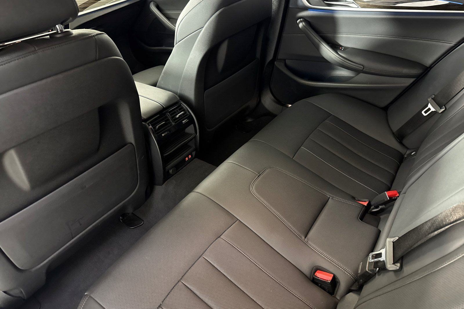 Used 2023 BMW 530e w/ Convenience Package RWD image 25