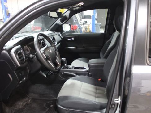 Used 2021 Toyota Tacoma TRD Off-Road image 10