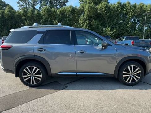 Used 2025 Nissan Pathfinder Platinum AWD/4WD image 9