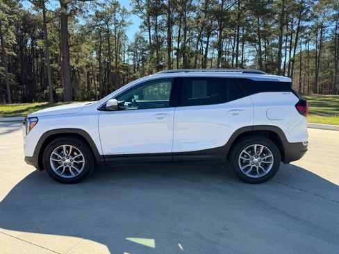 Used 2024 GMC Terrain SLT w/ Infotainment Package II image 2