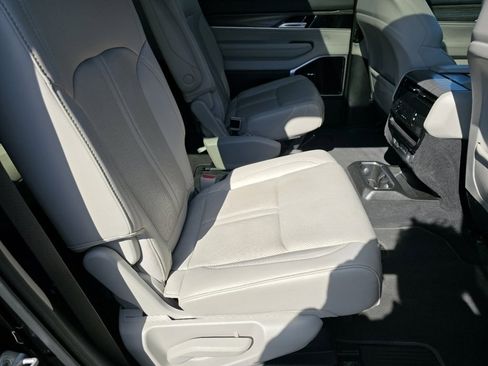 Used 2023 Jeep Wagoneer Series III w/ Premium Group I image 18