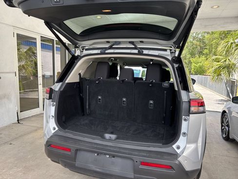Used 2025 Nissan Pathfinder SV FWD image 33