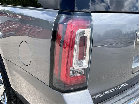 Used 2020 GMC Yukon XL Denali w/ Denali Premium Package image 29