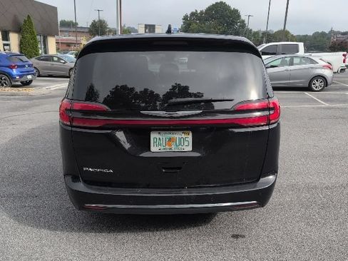 Used 2024 Chrysler Pacifica Touring-L FWD image 7