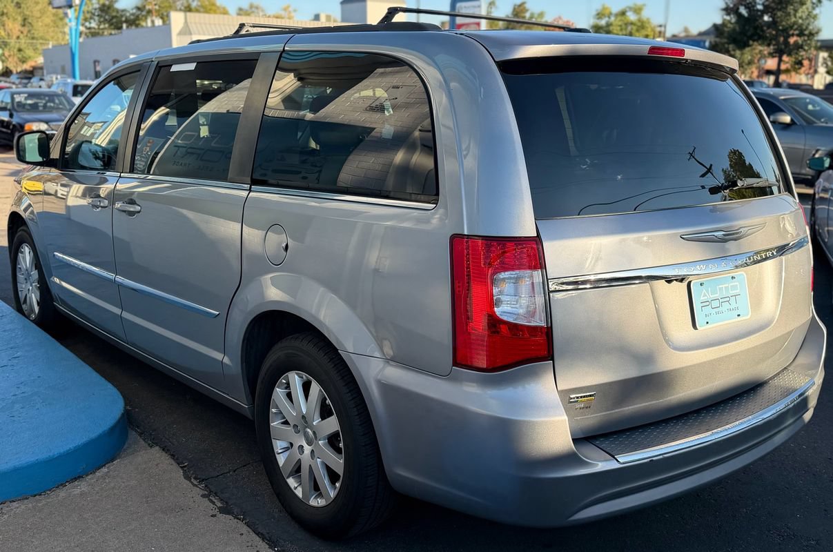 Used 2014 Chrysler Town & Country Touring FWD image 5