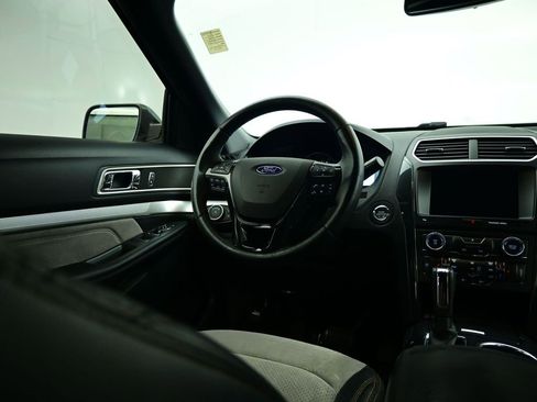 Used 2017 Ford Explorer XLT w/ Equipment Group 202A image 7