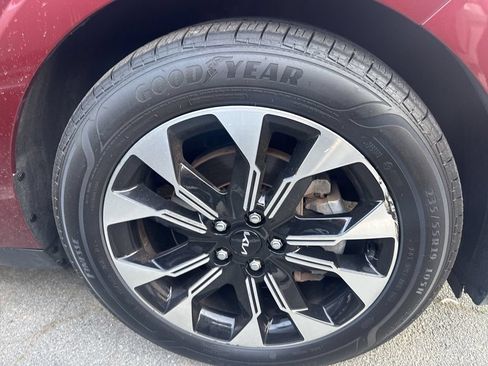 Used 2024 Kia Carnival EX FWD image 12