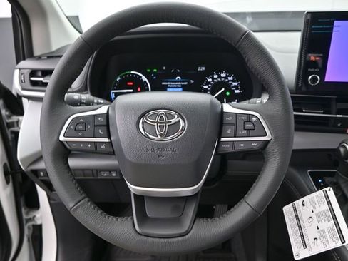Used 2026 Toyota Sienna XLE FWD image 5