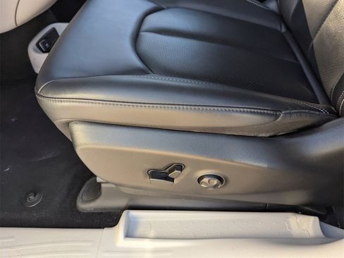 Used 2024 Chrysler Pacifica Touring-L image 31