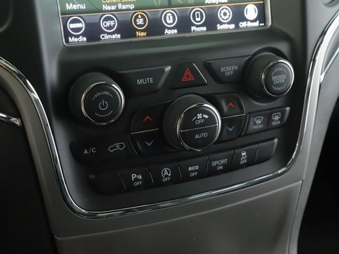 Used 2018 Jeep Grand Cherokee Limited AWD/4WD image 15