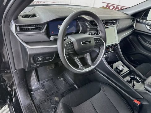 Used 2025 Jeep Grand Cherokee Laredo X AWD/4WD image 18