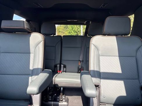 Used 2025 GMC Yukon AT4 w/ AT4 Premium Package AWD/4WD image 11