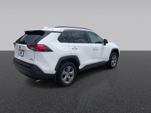 Used 2022 Toyota RAV4 LE AWD/4WD image 9