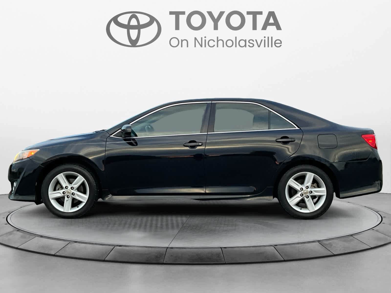 Used 2013 Toyota Camry SE w/ Leather Pkg FWD image 2