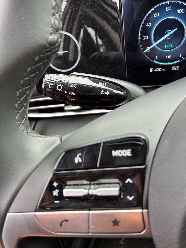 Certified 2025 Hyundai Elantra Limited FWD image 32