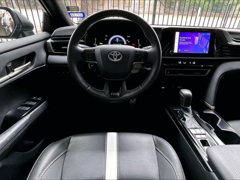 Used 2025 Toyota Camry SE w/ Convenience Package image 5