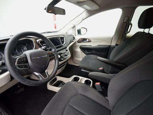 Used 2019 Chrysler Pacifica L FWD image 8