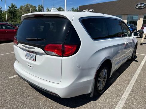 Used 2018 Chrysler Pacifica Touring Plus FWD image 9