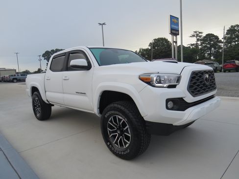 Used 2023 Toyota Tacoma TRD Sport AWD/4WD image 8