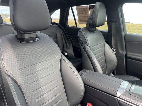 Used 2025 Mercedes-Benz GLC 300 4MATIC image 35