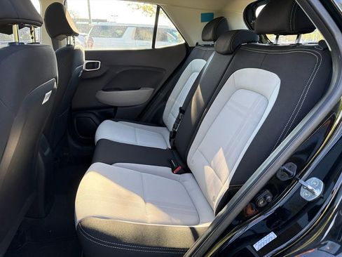 Used 2022 Hyundai Venue SEL FWD image 9