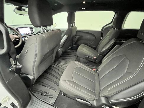 Used 2023 Chrysler Pacifica Touring FWD image 36