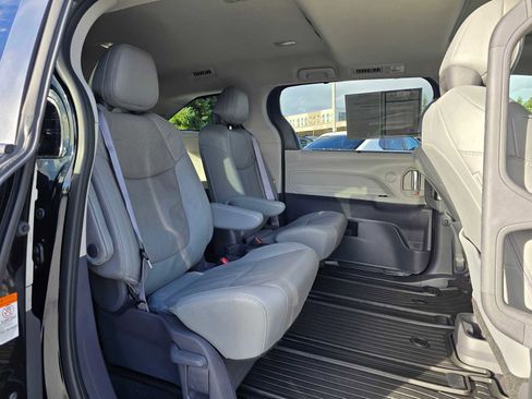 Used 2021 Toyota Sienna Limited image 15
